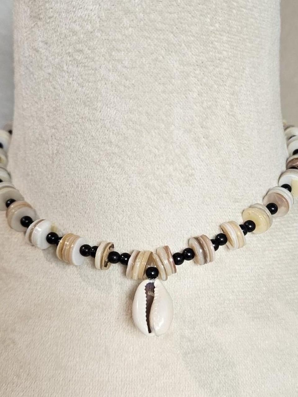 Cowrie Shell Choker Necklace with Cream and Black Beads New Handmade 17in
